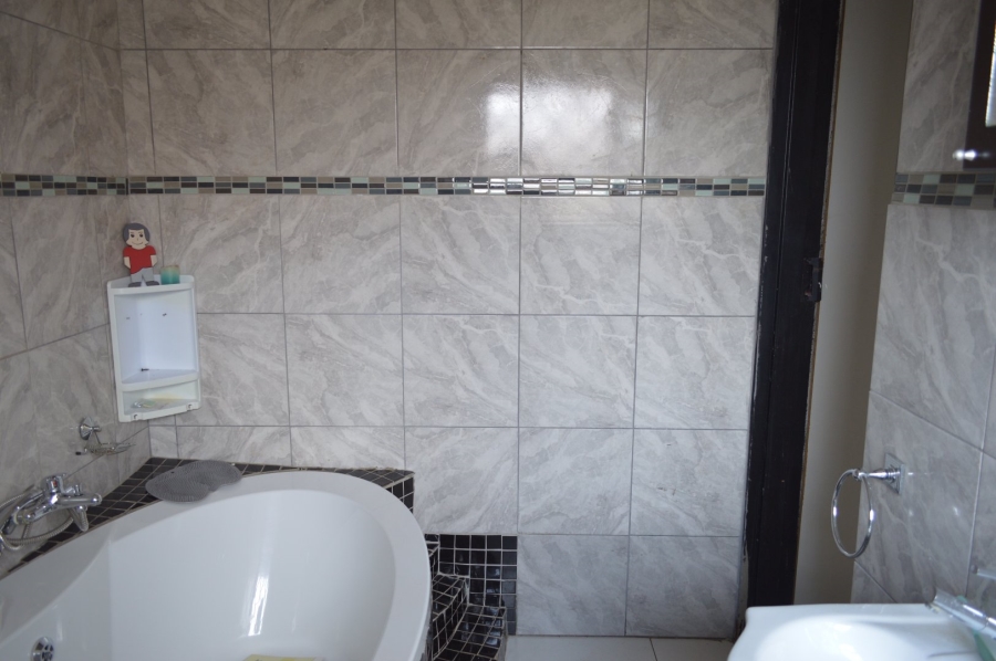 5 Bedroom Property for Sale in Flamwood North West